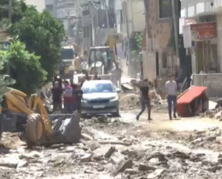 الدفاع المدني يواصل عمله في جنين بحثاً عن مخلفات الاحتلال